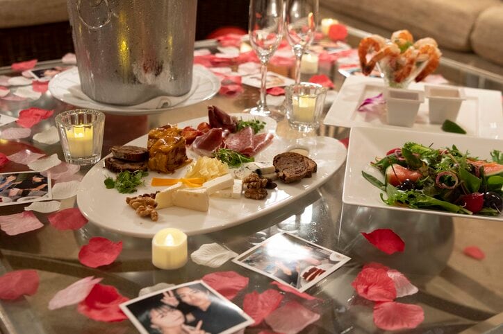 ジャグジーでイチャイチャしながらキス 「全然物足りない」小悪魔女子の一言で火がつくイケメンYouTuber『シャッフルアイランド Season2』