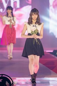 ひらがなけやき小坂菜緒が初ランウェイでウィンク、存在感放つ