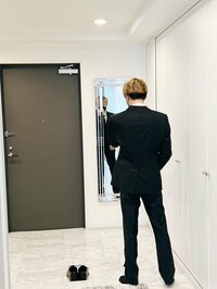 渡辺美奈代『スーツ姿』