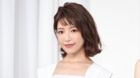舟山久美子、美くびれ＆美ヒップあらわな水着姿を披露