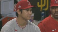 大谷翔平 代打待機でベンチで談笑