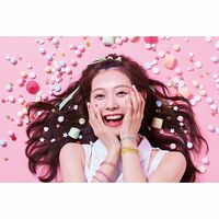 渡辺美優紀、可愛さあふれるジャケット写真を披露し「世界一可愛い」「そのままお菓子のCM出れそう」の声