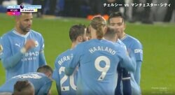 ネット上で話題！マンCの作戦会議中にありえない“スパイ行為”が発覚した衝撃の瞬間　怪物・ハーランドもビックリ… 怪しい動きをする選手を追い払う