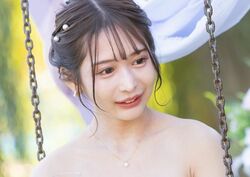 透明感あふれるわがままボディの26歳美女、胸元あらわな真っ白なミニスカドレスで登場！男性たちが釘付けに