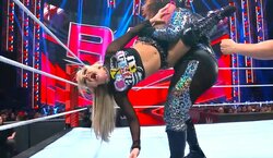 「ぎゃああぁ！」美女レスラー、ガチ悲鳴の惨劇に大ブーイング 「なんて荒業」放送席絶句