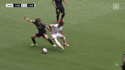 「熱すぎだろ！」元日本代表同士が大阪ダービーでバッチバチのバトルを展開！宇佐美貴史がキープ、香川真司が奪う激しすぎる球際の攻防にファン大熱狂「すごいマッチアップ」