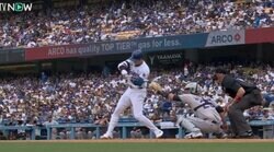 怖っ…！ 大丈夫かよ…！？ 大谷翔平、高速スイングしたバットが相手キャッチャーに直撃　中継カメラがとらえた衝撃の瞬間「よく骨折れないな」「手首いかれるだろ…」