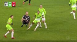 怪物は蹴りまくって止めるしかねえ！「審判どこ見てんだよ」「イエローだろ！」 容赦ないローキック2連発でバイエルンのエースが吹っ飛ばされた瞬間　FWケインが蹴り上げられる危険シーン