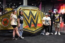 1本10万円以上の“王者ベルト”が飛ぶように売れる WWE最大の祭典「レッスルマニア」という魔法 ベルトを通じてファンの熱量のワケを探ってみた