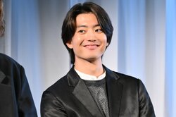 伊藤健太郎、高校時代の写真を公開「応援団やってそう」一軍っぷりに福原遥らも納得