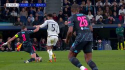 「あぶねえ」「カードだろ！」根こそぎぶっ倒すロケットスライディングがノーファウルで観客大騒ぎ 選手が猛抗議も判定覆らず「いやボールに触ってる」