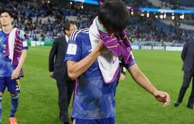 「見るだけで泣きそうになる」試合後に号泣した三笘を裏で抱きしめる森保監督の姿が反響「本当の親子みたいだ」