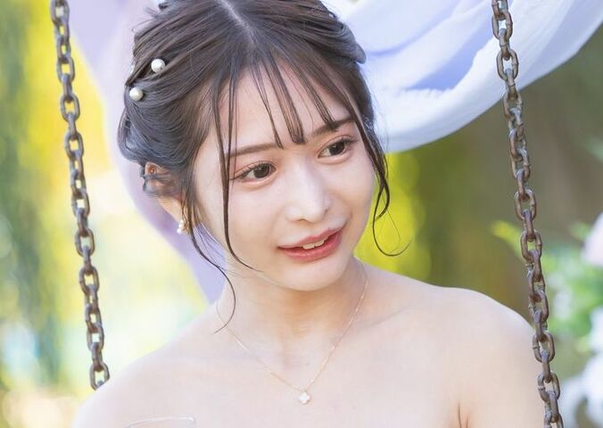 【写真・画像】わがままボディの26歳美女、胸元あらわな真っ白なミニドレスで登場！豊満バスト&美脚を大胆露出し男性釘付けに　1枚目