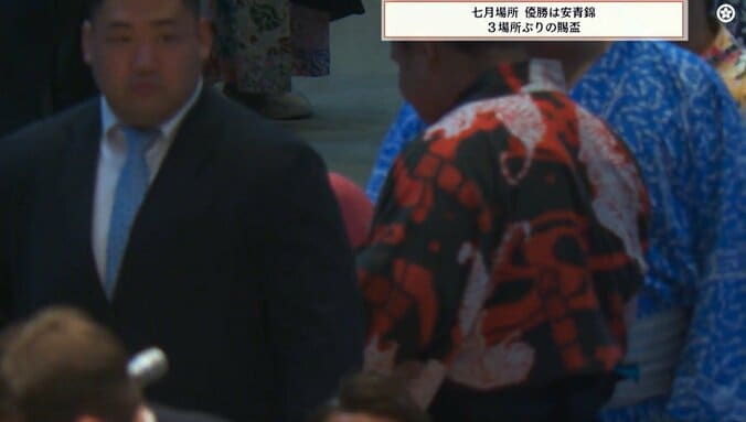 安青錦の副賞がデカすぎて…花道奥で付け人が“ザワザワ” 「かわいいw」「そうなるよね」カメラが捉えた激闘後の微笑ましい一コマ 5枚目