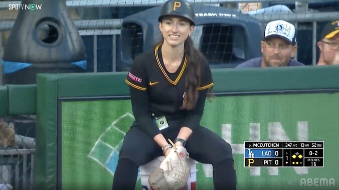 ド軍戦で敵軍ボールガールが「見事なキャッチ」 鋭いライナーを好捕し“笑顔”で観客魅了、米メディアも称賛 3枚目