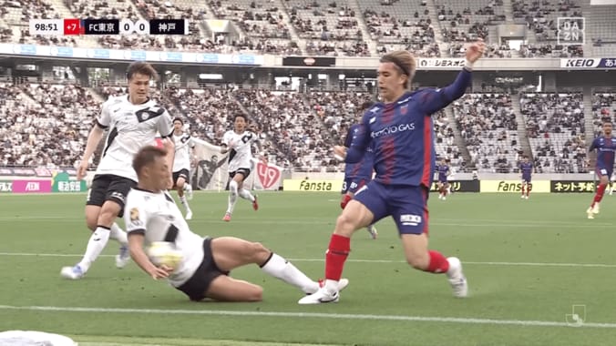 Jリーグの“劇的PK判定”が物議！「間違いなくハンド」「意図的ではないでしょ？」FC東京vs神戸の勝敗分けたVAR介入にファンも騒然 4枚目