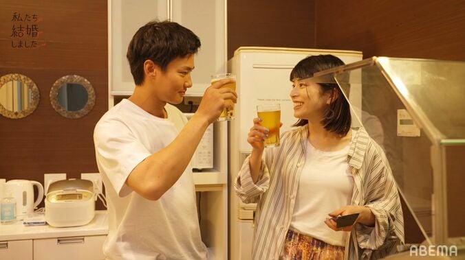 キッチンでハグも！野村周平＆さとうほなみ、“夫婦”でおつまみ作り、距離が縮まり…『私たち結婚しました』第3話 1枚目