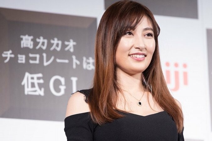 三児の母・熊田曜子、くびれが美しいタイトワンピースで抜群のプロポーションを披露 1枚目