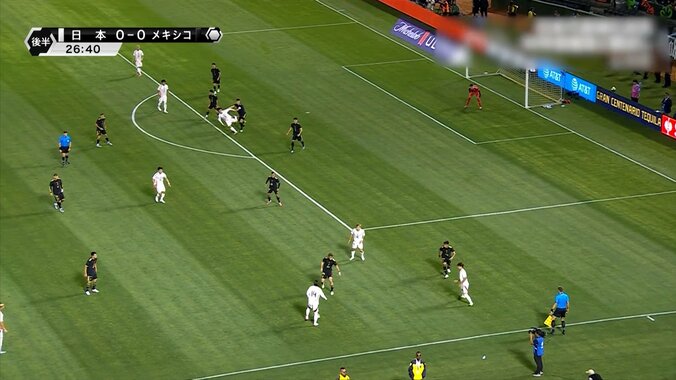 PKなしで物議！日本代表FWが突き飛ばされる…「こんなダーティーを許していいのか」「審判が見てない」ボール無関係のファウルをVARも見逃した瞬間 5枚目