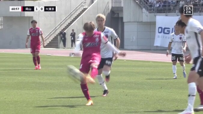 「今節のベストゴール！」「とんでもないシュート」胸トラップからダイレクトで振り抜く30m級ドライブボレーシュート炸裂の瞬間！3連続ゴール取り消し後の正真正銘“キャプ翼級ゴラッソ” 4枚目