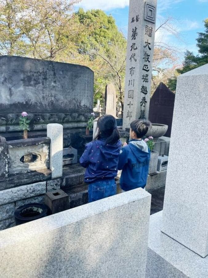  市川海老蔵、子ども達との墓参りで報告「海老蔵として最後の一日」  1枚目