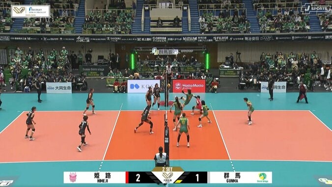 女子バレー、“長～い”美脚で華麗な珍レシーブ 190センチの長身選手の妙技に「おおお、よく上げた！」実況も熱狂 3枚目