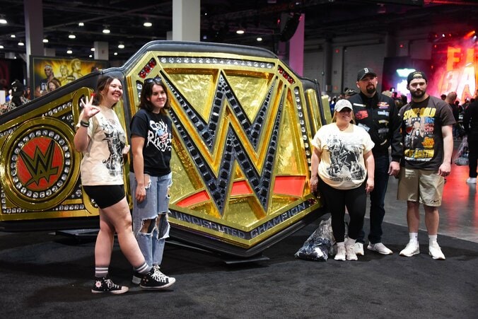 【写真・画像】1本10万円以上の“王者ベルト”が飛ぶように売れる WWE最大の祭典「レッスルマニア」という魔法 ベルトを通じてファンの熱量のワケを探ってみた　1枚目