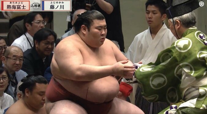 熱海富士、懸賞を前に“オッ”表情が一変 目を見開く “ホクホク”顔に「“オッ”て顔した」「懸賞ホクホクかわいい」 3枚目
