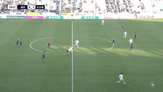 「バケモン過ぎる」名古屋FW、相手DFを引きずりながら走る衝撃のゴリゴリ“重戦車”ドリブル！「体幹鬼だろ」「辻岡膝移動してるやん」 5枚目