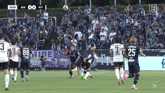 大丈夫か？衝撃の顔面着地にスタジアム騒然「もうやめてくれ」「怖い落ち方」空中戦でバランスを崩し顔から地面に激突した瞬間 5枚目