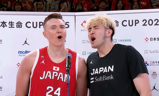 熱唱するホーキンソン（左）と川真田（右）