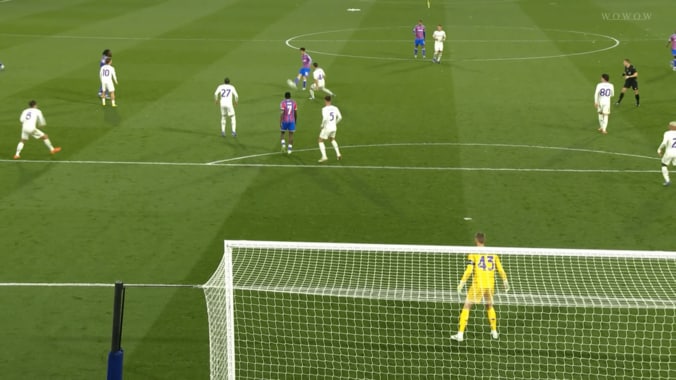 「なんて精度だ！」鎌田大地が“神アシスト”「クリスタルキング降臨」「完璧すぎた」ピンポイントクロスにSNS熱狂 4枚目