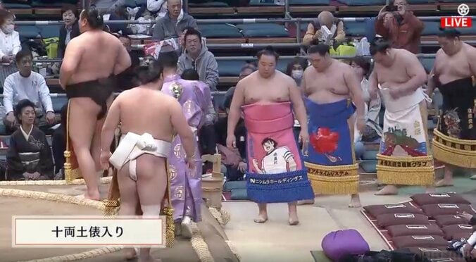 十両力士の化粧まわしに“名作人気漫画”主人公の姿　ひときわ目を惹く光景に「翼くんじゃん」ファン熱視線 4枚目