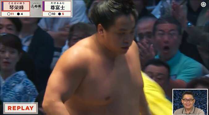 「お客様は大丈夫ですか?」力士が客席に…元若乃花“ヒヤヒヤ” お客さんも“お口あんぐり”で対戦相手も心配顔 4枚目