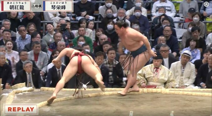 力士も思わず「おっ！みたいな表情」で驚く 約1分30秒協議→“同体取り直し”に「体が飛んでた」「かかと出てたよ」館内もどよめく 4枚目