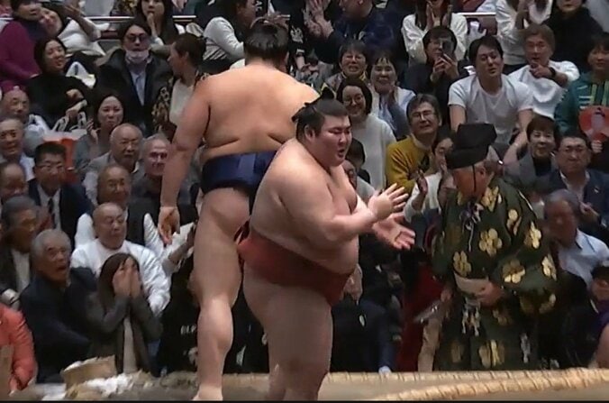 呆然と立ち尽くす大の里の背後でニンマリの熱海富士