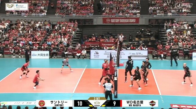 男子バレーで「なにそれ！？」身長218センチの“スタンディング”ワンハンドブロックにアリーナどよめく「チート感がすごいww」「理不尽ww」 2枚目