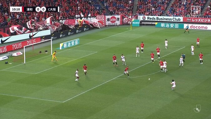 「衰えてないな」36歳元日本代表の巧妙過ぎるボールテクニックが話題「最近の真司まじでスーパーすぎる」相手を出し抜く華麗なヒールタッチの瞬間 4枚目