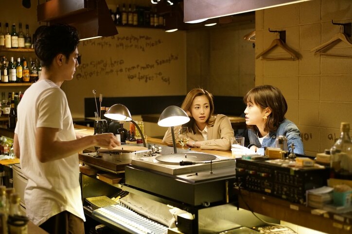 小泉今日子の家に沢尻エリカ、前田敦子らが集まる　映画『食べる女』より場面写真解禁