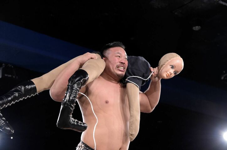 DDT無観客試合に“最終兵器”ヨシヒコ出現　竹下幸之介をKOし怪文書も