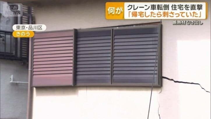 外壁にはヒビ　窓枠はゆがんでいる