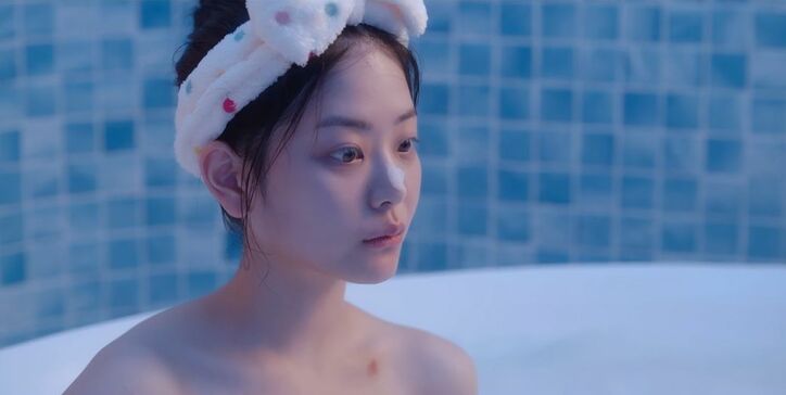 【写真・画像】美しいJKたちによるお風呂での官能的キスに反響 3枚目