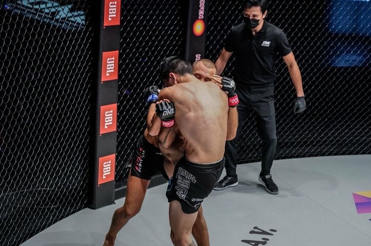 「アカン声が聞こえた…」戦慄のヒザに断末魔の叫び…“悶絶”KOにドクター駆け寄りネット騒然