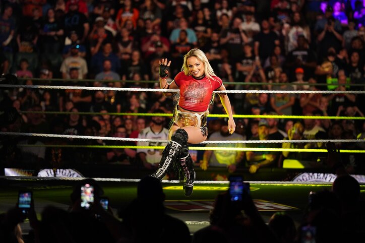 【画像】小悪魔美女レスラー、胸元バックリ“大胆すぎ”衣装