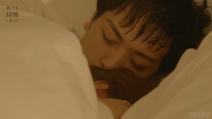 貴島明日香、夫・久保田悠来と腕枕からのキス…初日からイチャイチャする様子にスタジオ大興奮『私たち結婚しました4』第1話