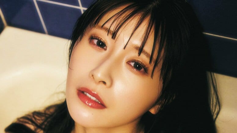 “ハカナ系美少女”yosugala・汐見まとい、“アサシン”シチュで魅せる美肌とプロポーション 表紙飾る『旬撮GIRL Vol.27』から誌面カット