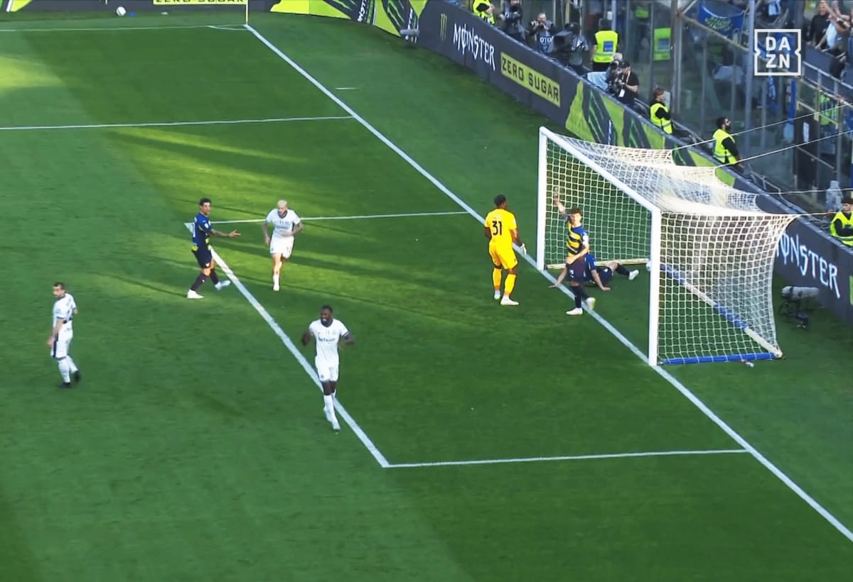 嘘だろ…？ 鈴木彩艶、“突然変異ループ”で驚愕失点「可哀想