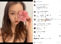 板野友美の花を持った可憐な姿に「変わらず女神様」「美人すぎ」と絶賛の声