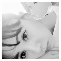 「ローマの休日みたい」「可愛すぎです」トリンドル玲奈、モノクロドアップショットを公開し称賛の声