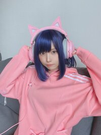 これぞ”究極の選択”？ 人気コスプレイヤー・えなこの「髪色遊びショット」にリプライ殺到